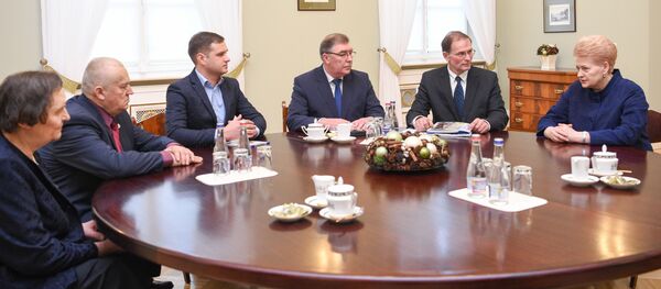 Dalia Grybauskaitė susitiko su Lietuvos žemdirbius vienijančių organizacijų atstovais Dalia Grybauskaitė susitiko su Lietuvos žemdirbius vienijančių organizacijų atstovais - Sputnik Lietuva