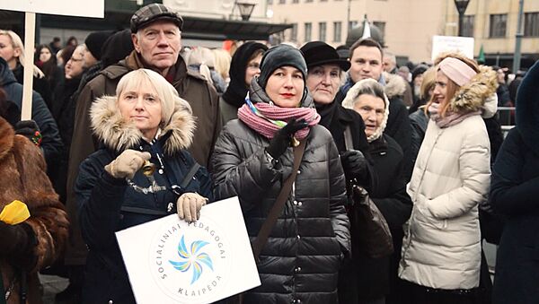 В Литве прошла акция в поддержку учителей Последний звонок - Sputnik Литва