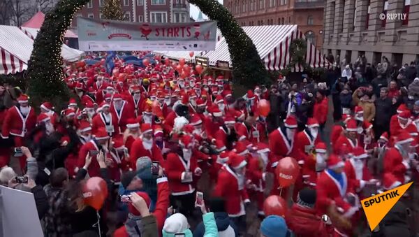 Забег перед Рождеством: благотворительная акция Санта-Клаусов в Риге   - Sputnik Литва