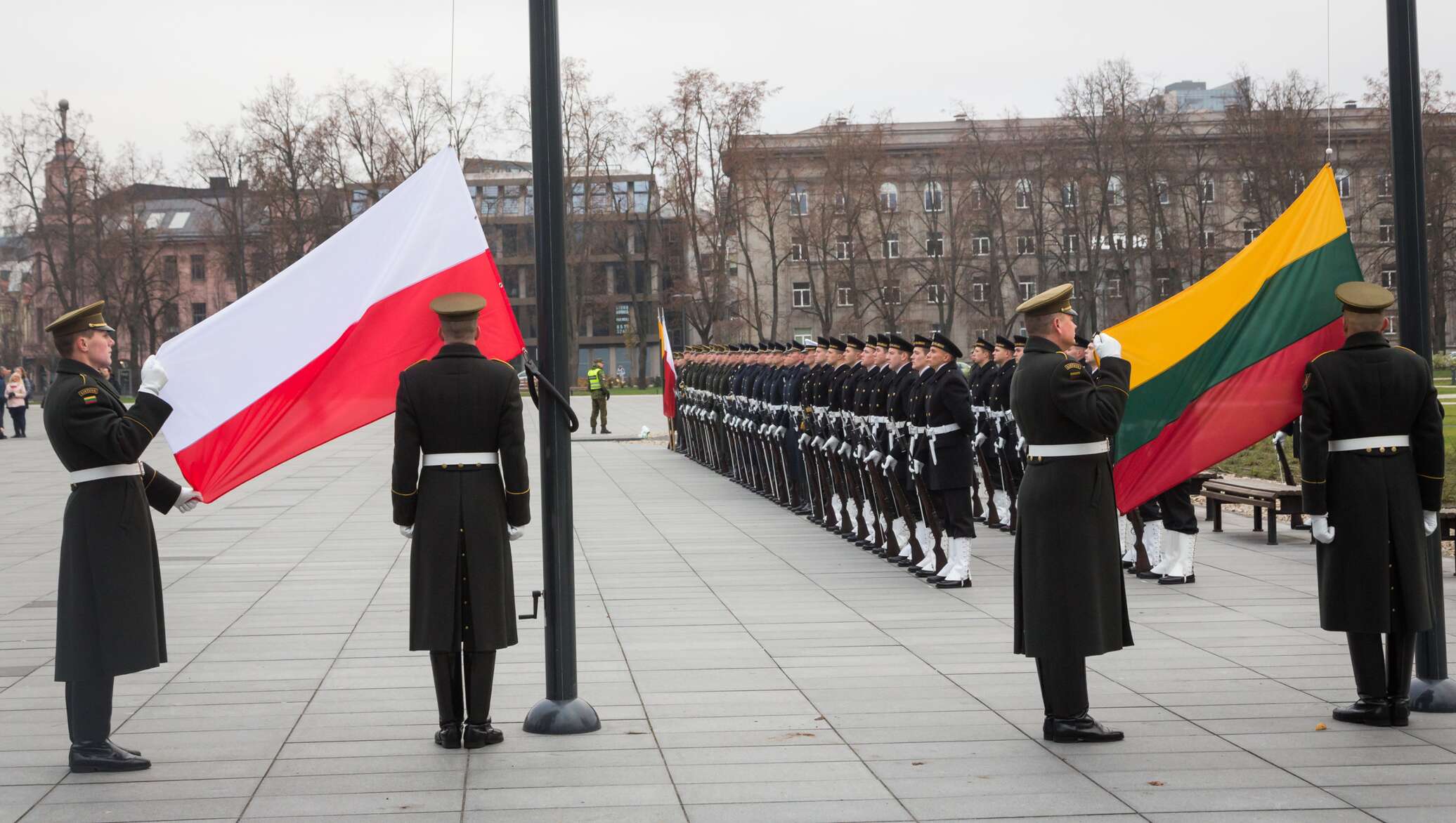 Литва и польша. Флаг Литвы и Польши. Украина Беларусь Польша Литва вместе. Польша и Литва вместе флаг.