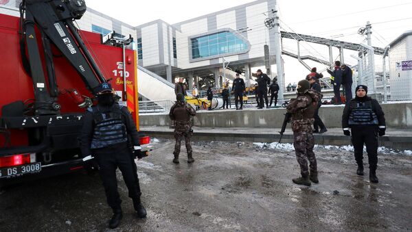 Турецкая полиция стоит на страже возле места крушения скоростного поезда в Анкаре 13 декабря 2018 года - Sputnik Литва