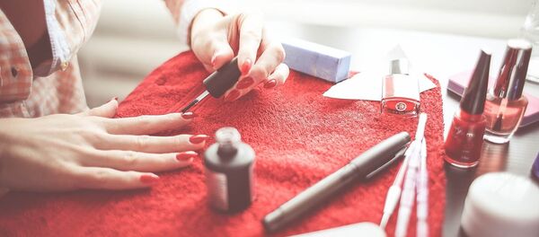 Девушка красит ногти - Sputnik Литва