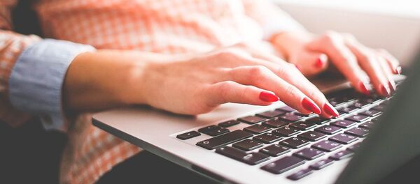 Mergina prie kompiuterio Mergina prie kompiuterio - Sputnik Lietuva