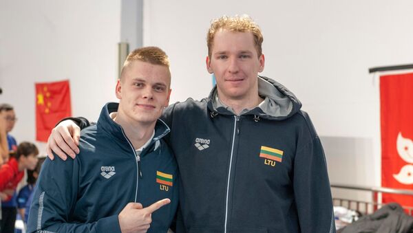 Литовские пловцы Данас Рапшис (слева) и Симонас Билис (справа), 14 декабря 2018 года - Sputnik Литва