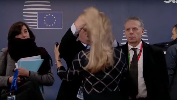 Europos Komisijos vadovas papureno vienai iš pareigūnių plaukus ir apkabino - Sputnik Lietuva