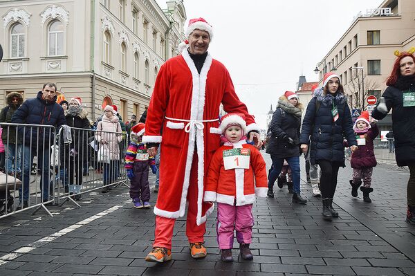 Традиционный Рождественский забег по улицам Вильнюса - Sputnik Литва