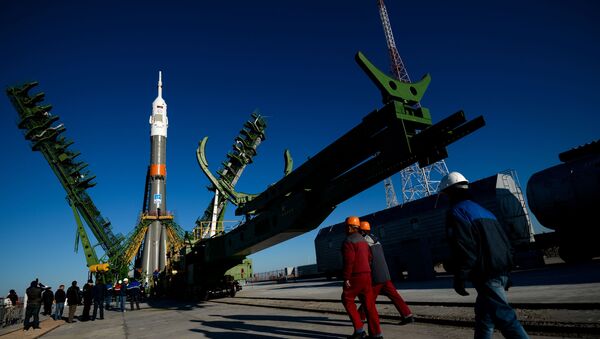 Вывоз и установка ракеты-носителя с пилотируемым кораблем Союз МС-02 на космодроме Байконур - Sputnik Lietuva