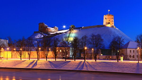 Вечерний Вильнюс, вид на гору Гедиминаса, архивное фото - Sputnik Литва