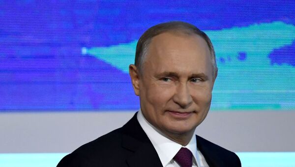 Президент РФ Владимир Путин во время ежегодной большой пресс-конференции - Sputnik Lietuva