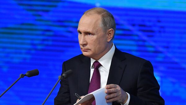 Президент РФ Владимир Путин во время ежегодной большой пресс-конференции - Sputnik Литва