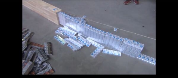 Контрабанда сигарет в досках Контрабанда сигарет в досках - Sputnik Lietuva