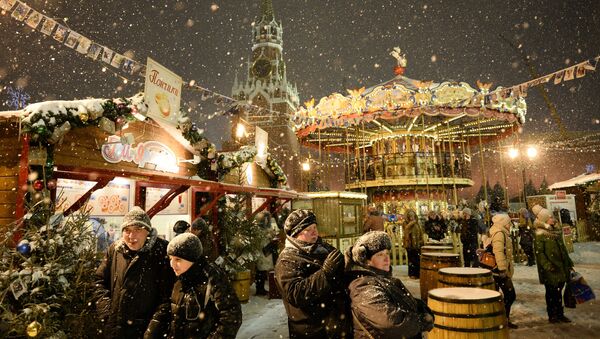 Посетители ярмарки на Красной площади - Sputnik Литва