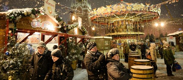 Посетители ярмарки на Красной площади - Sputnik Литва