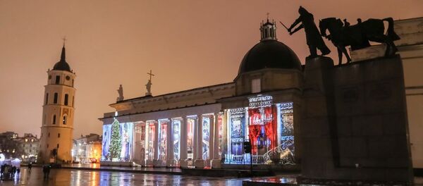 История рождения Иисуса на здании в Вильнюсе  - Sputnik Литва