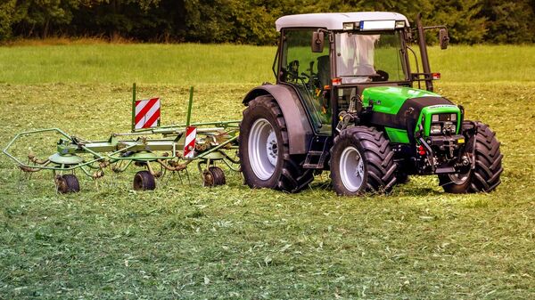 Сельскохозяйственный трактор, архивное фото - Sputnik Литва