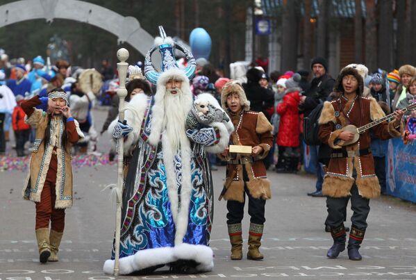 Чисхаан из Якутии принимает участие в праздничном шествии по случаю Дня рождения Деда Мороза в Великом Устюге - Sputnik Литва