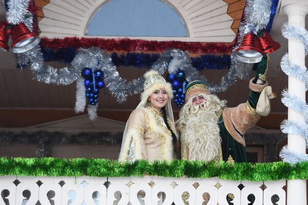 Татарский Дед Мороз Кыш Бабай со своей дочерью Кар Кызы  - Sputnik Литва