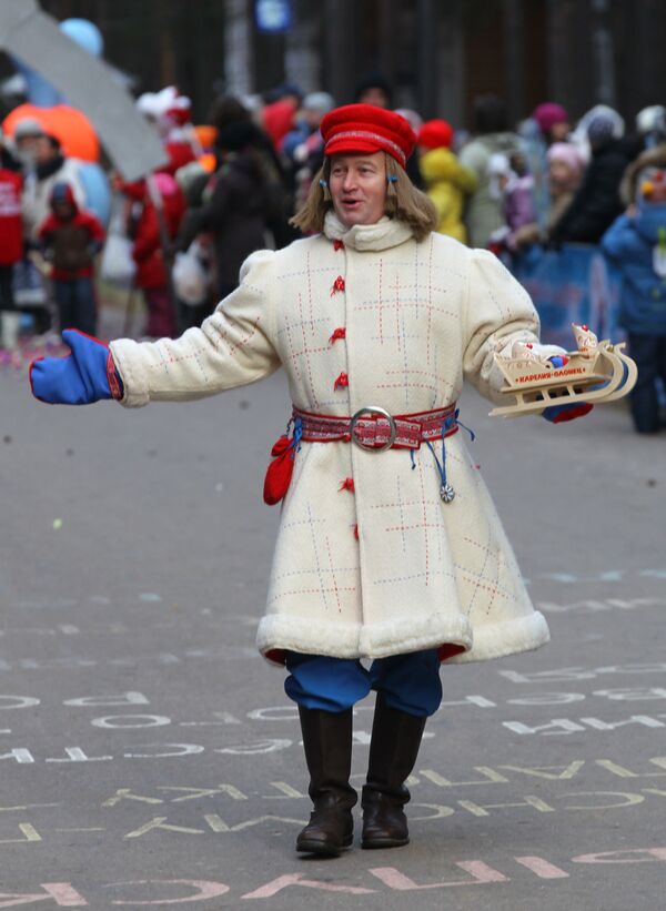 Юный Морозец Паккайне из Карелии принимает участие в праздничном шествии по случаю Дня рождения Деда Мороза в Великом Устюге - Sputnik Литва