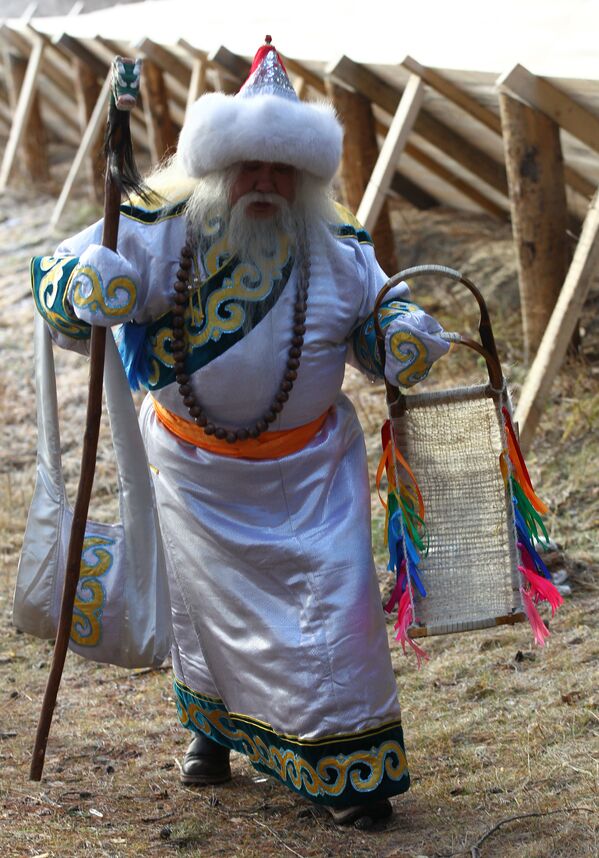 Сааган Убугун из Бурятии проходит по усадьбе во время празднования Дня рождения Деда Мороза в Великом Устюге - Sputnik Литва
