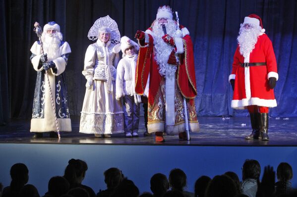 Дед Мороз и эстонский Йыулувана на праздничной встрече в Выборге - Sputnik Литва