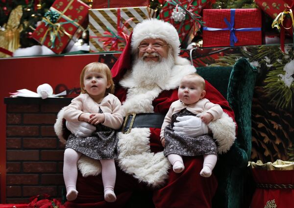Санта Клаус с детьми в торговом центре Мэн Молл, США - Sputnik Литва