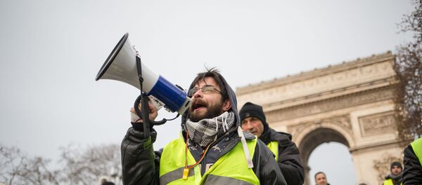 Акция протеста автомобилистов жёлтые жилеты в Париже Акция протеста автомобилистов жёлтые жилеты в Париже - Sputnik Lietuva