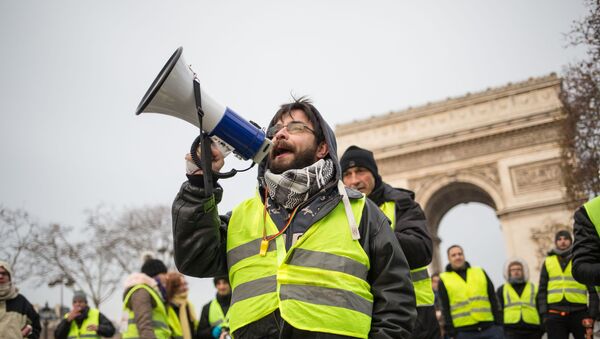 Акция протеста автомобилистов жёлтые жилеты в Париже - Sputnik Lietuva