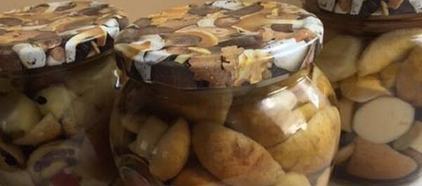 Грибы, замаринованые Далей Грибаускайте - Sputnik Литва