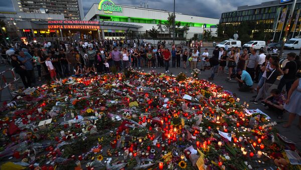 Цветы в память о погибших при перестрелке в Мюнхене, Германия - Sputnik Lietuva