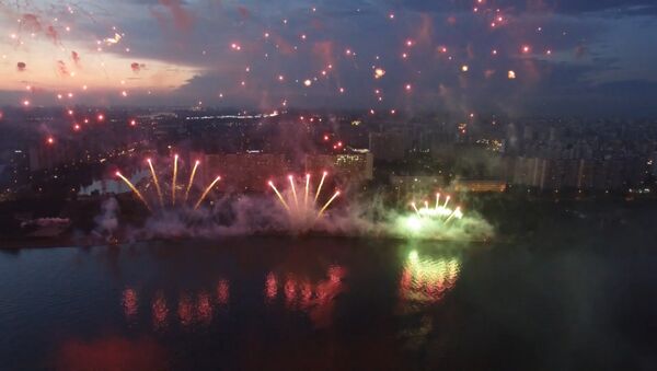 Грандиозное шоу фейерверков на фестивале Ростех в Москве. Съемка с дрона - Sputnik Литва