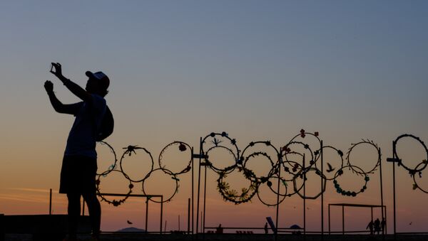 Турист фотографируется на фоне Олимпийских колец - Sputnik Литва