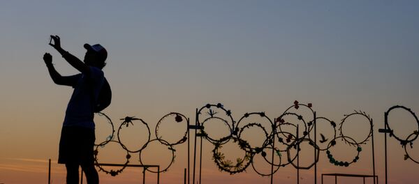 Турист фотографируется на фоне Олимпийских колец - Sputnik Литва