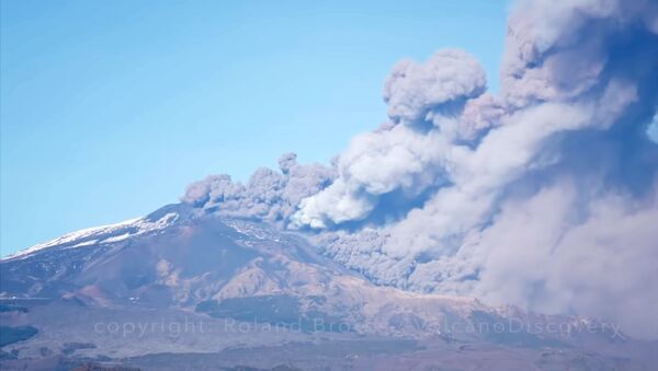 Этна извергается в канун Рождества 2018 года: огромный поток лавы попадает в Валье-дель-Бове - Sputnik Lietuva