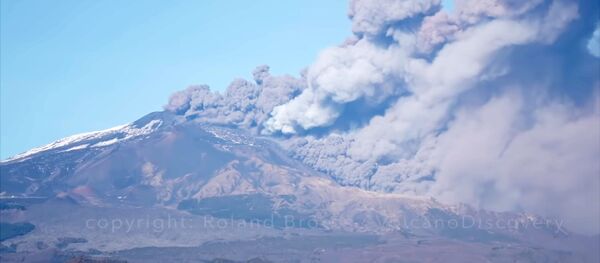 Этна извергается в канун Рождества 2018 года: огромный поток лавы попадает в Валье-дель-Бове - Sputnik Литва
