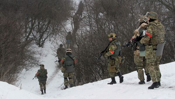 Украинские военные на линии разграничения в Донбассе, архивное фото - Sputnik Литва