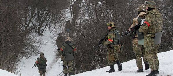 Украинские военные на линии разграничения в Донбассе, архивное фото - Sputnik Lietuva