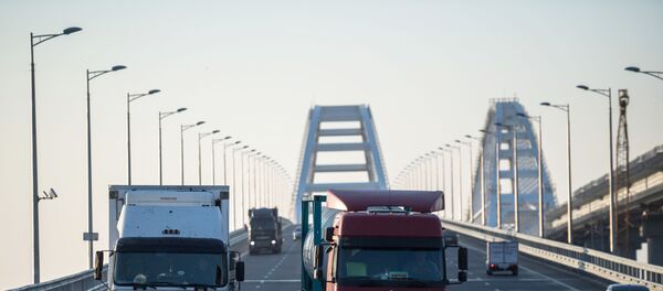Открытие движения по Крымскому мосту для грузовиков Открытие движения по Крымскому мосту для грузовиков - Sputnik Lietuva