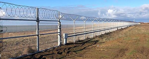 Заграждение на российско-украинском участке границы на Севере Крыма Заграждение на российско-украинском участке границы на Севере Крыма - Sputnik Lietuva