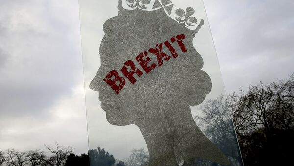 Профиль британской королевы Елизаветы II в Лондоне, испорченная граффити Brexit  - Sputnik Lietuva