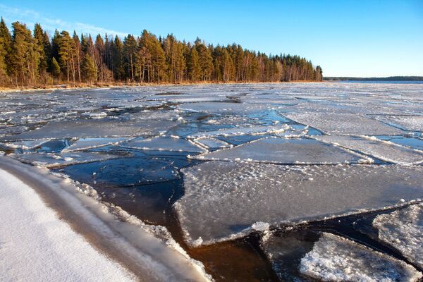 Льдины у берега Онежского озера в Прионежском районе Республики Карелия. - Sputnik Литва