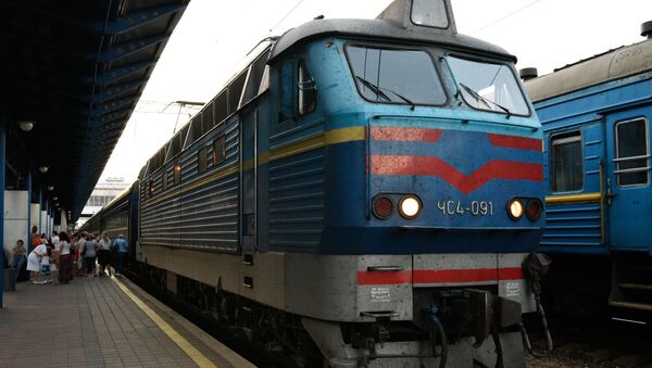 Провожающие на ж/д вокзале в Киеве, архивное фото - Sputnik Литва