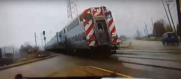 В США полицейский автомобиль чудом избежал столкновения с поездом - Sputnik Литва