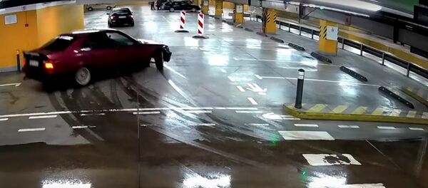 В Литве два водителя-лихача устроили гонки на парковке - Sputnik Литва