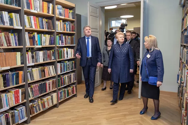 Lietuvos prezidentė apsilankė atnaujintoje Adomo Mickevičiaus bibliotekoje Lietuvos prezidentė apsilankė atnaujintoje Adomo Mickevičiaus bibliotekoje - Sputnik Lietuva