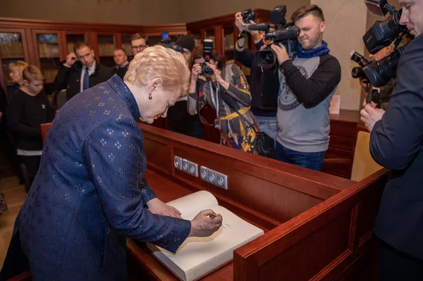 Lietuvos prezidentė apsilankė atnaujintoje Adomo Mickevičiaus bibliotekoje Lietuvos prezidentė apsilankė atnaujintoje Adomo Mickevičiaus bibliotekoje - Sputnik Lietuva
