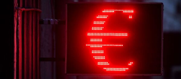 Знак евро на табло курса обмена валют, архивное фото - Sputnik Литва