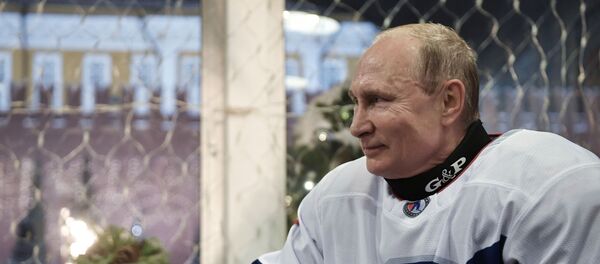 Президент РФ В. Путин принял участие в товарищеском матче Ночной хоккейной лиги - Sputnik Литва