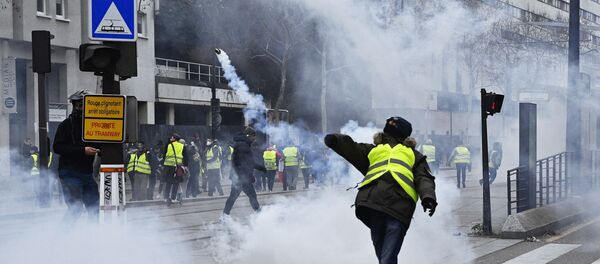 Протестная акция желтых жилетов в Париже, архивное фото - Sputnik Литва