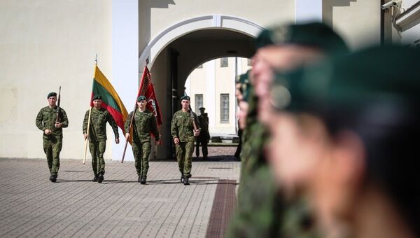 Военные маршируют с флагами Литвы и литовской армии в Вильнюсе, архивное фото - Sputnik Литва