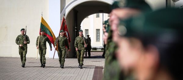 Военные маршируют с флагами Литвы и литовской армии в Вильнюсе, архивное фото - Sputnik Литва